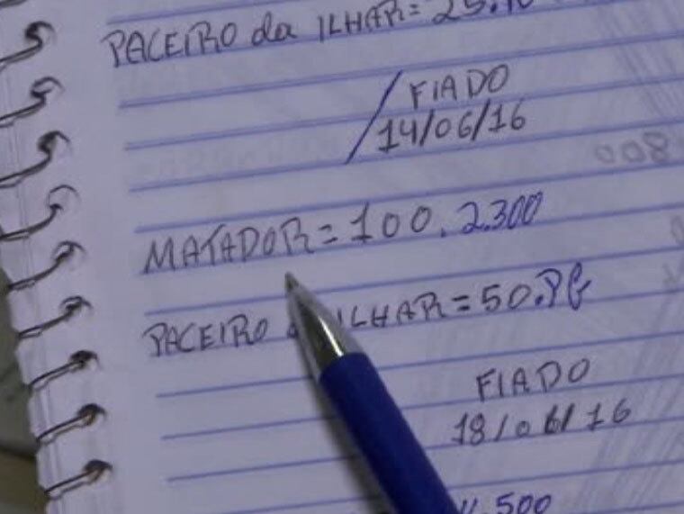 O caderno concentra todas
as transações financeiras da quadrilha que controla o tráfico de drogas nos
bairros de São Caetano e Fazenda Grande, periferia da capital baiana. No
caderno, estão anotações sobre o que é vendido, quantidades, datas,  valores e até se o pagamento foi a vista ou
se foi fiado. Apenas um dos clientes, identificado como “Matador”, comprou
quase R$ 2500 em drogas

