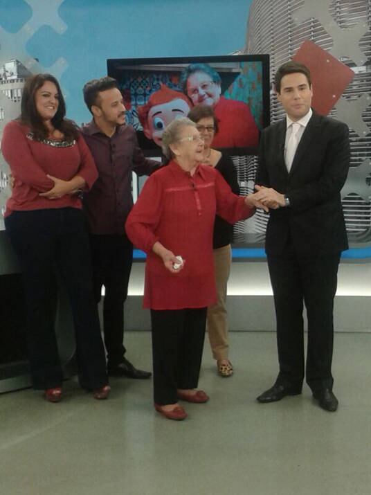 — A editora chefe do meu antigo programa me
contou que ele foi falar com ela e disse que mesmo com a entrada de outra
pessoa no meu lugar, ele não ficaria lá também. Que eles poderiam fazer o que quisessem com ele e acabou sendo demitido

+ Clique aqui e conheça a história da pessoa que está por trás do netinho da Palmirinha, "Guinho"!

+ Clique aqui e confira toda a emoção de Palmirinha ao receber homenagem do Dia das Mães no Balanço Geral!