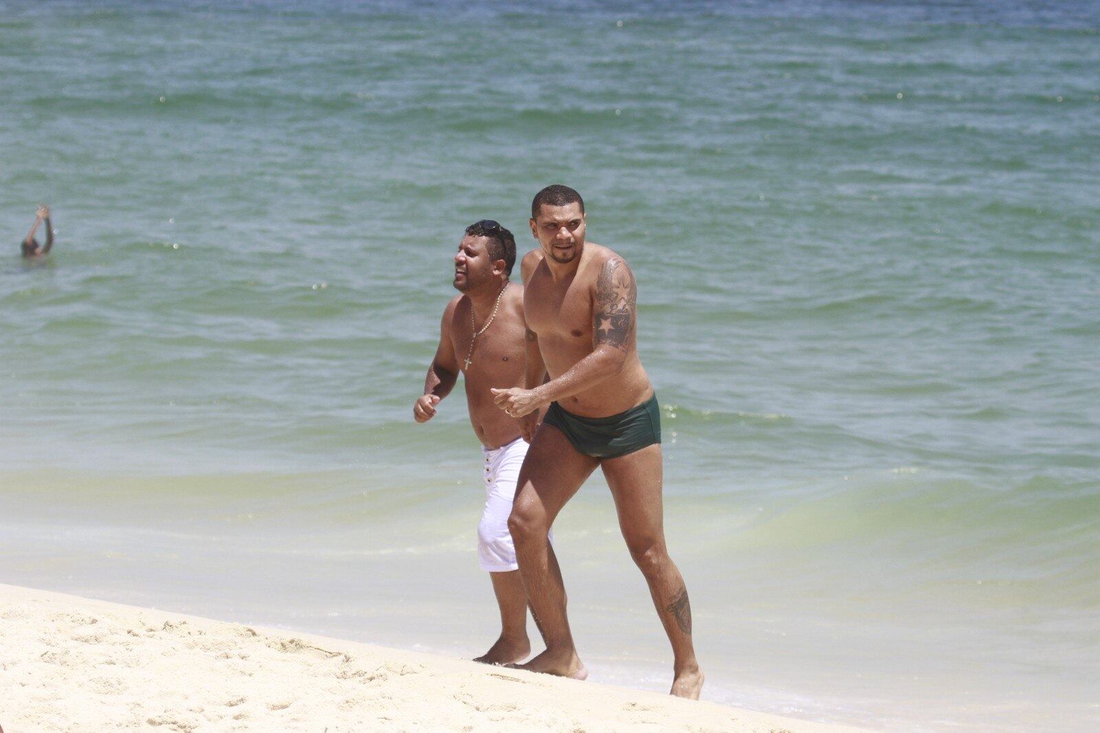Vestindo uma sunga verde musgo, Naldo curtiu um dia de sol e praia no Rio