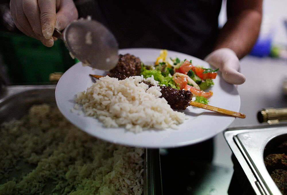 Aqueles muçulmanos que não respeitam a
abstinência comem, bebem ou fumam escondido e sabem que se um vizinho os vir
pode denunciá-los.
Por isso, assim que o sol se põe, as ruas das cidades se
esvaziam, e as famílias se reúnem ao redor de pratos de sopa fumegante, porções
de tâmaras e muitos doces