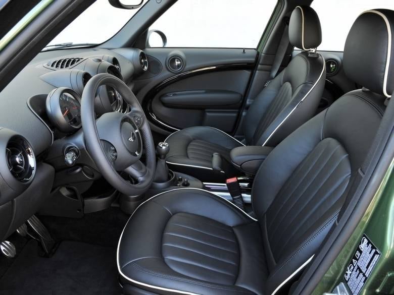 Interior bem acabado tem estilo mais sóbrio, com couro nas portas e nos bancos 

Saiba tudo sobre carros! Acesse www.r7.com/carros
