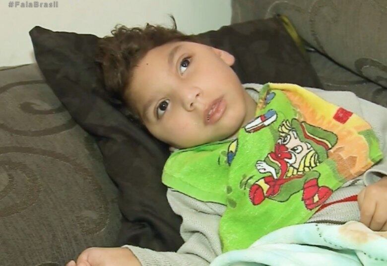 "O zika interrompeu completamente a vida do Lorenzo e nós temos que conviver com isso", conta a mãe Patrícia.