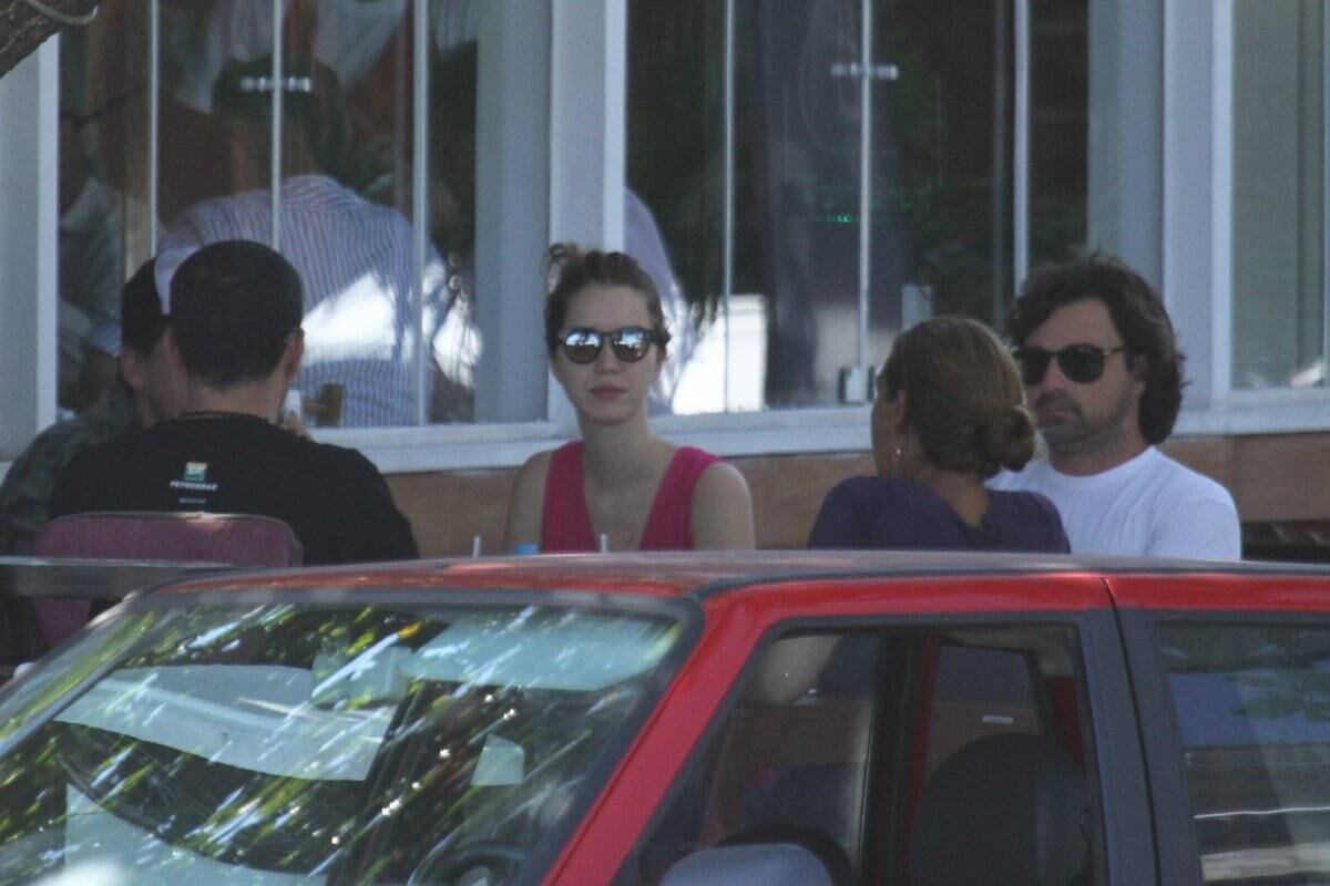 O encontro de Nathália e Caio foi flagrado em um restaurante da Barra da Tijuca, Zona Oeste do Rio de Janeiro