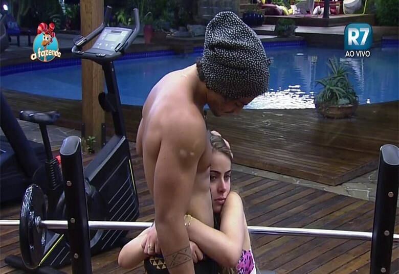 Mas
mesmo com uma certa resistência da peoa, os dois não se desgrudaram e os
carinhos e chamegos eram comuns no dia a dia da sede

+ Em atividade, peões comentam momentos marcantes de cada uma das semanas de confinamento
+ Turma do Ronco: Peões descansam durante a tarde do último sábado de A Fazenda 8
+ Douglas, Rayanne e Ana Paula cantam músicas de Latino e peão enfatiza: “Quem planta sacanagem colhe solidão”


