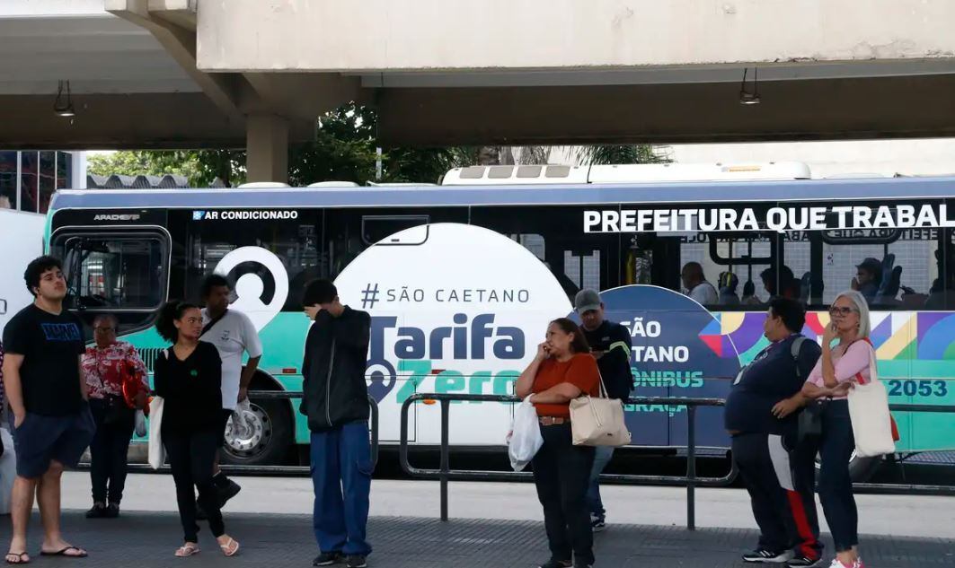 Moradores de São Caetano do Sul no ponto de ônibus