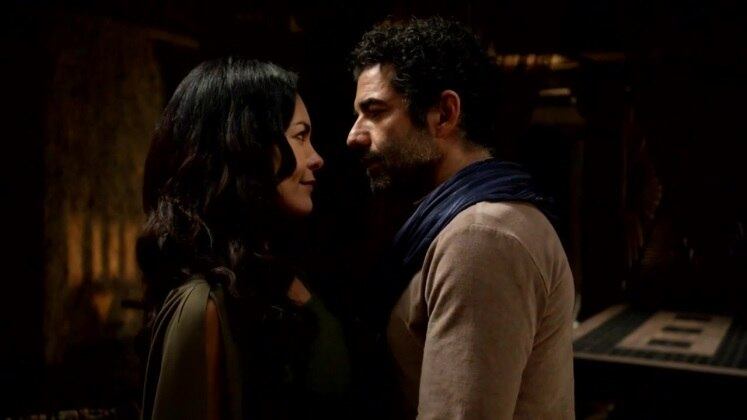 A personagem também surpreendeu ao aparecer ao lado de Iran (Gustavo Machado). Sem o pai, Baaná (Marcos Breda), desconfiar da situação, a israelita mantém um relacionamento em segredo com um dos representantes dos anciãos