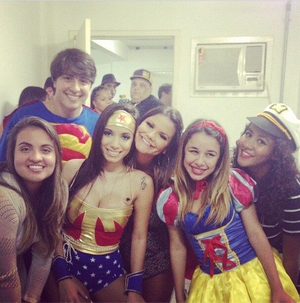 A morena usou um maiô e deixou os pernões à mostra. Na festa, ela posou para fotos com amigos que foram ao camarim fazer uma "bagunça"