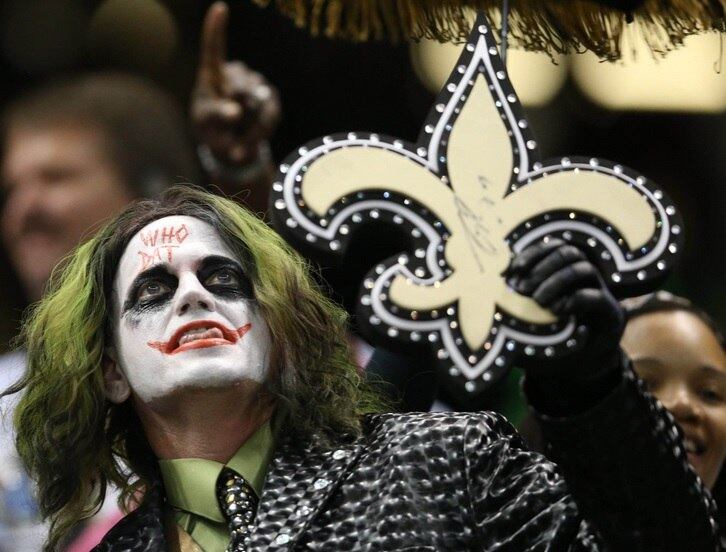 Touch downs? Field goals? Durante este mês, isso vai ficar um pouco de lado na NFL, a liga de futebol americano. É que nos próximos dias os torcedores pretendem manter a tradição de celebrar a chegada do Halloween, em 31 de outubro, usando fantasias malucas nas arquibancadas. Até o Coringa já apareceu entre os torcedores do New Orleans Saints...