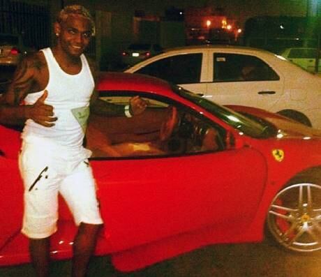 18. Jobson

O polêmico atacante é mais um do time dos boleiros que têm uma Ferrari na garagem