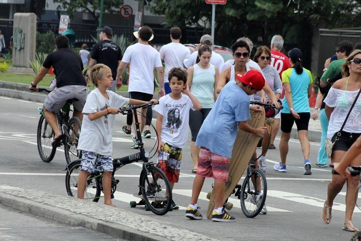 Mãezona sarada! Ana Lima leva os filhos para se divertir e comemorar Dia das Mães