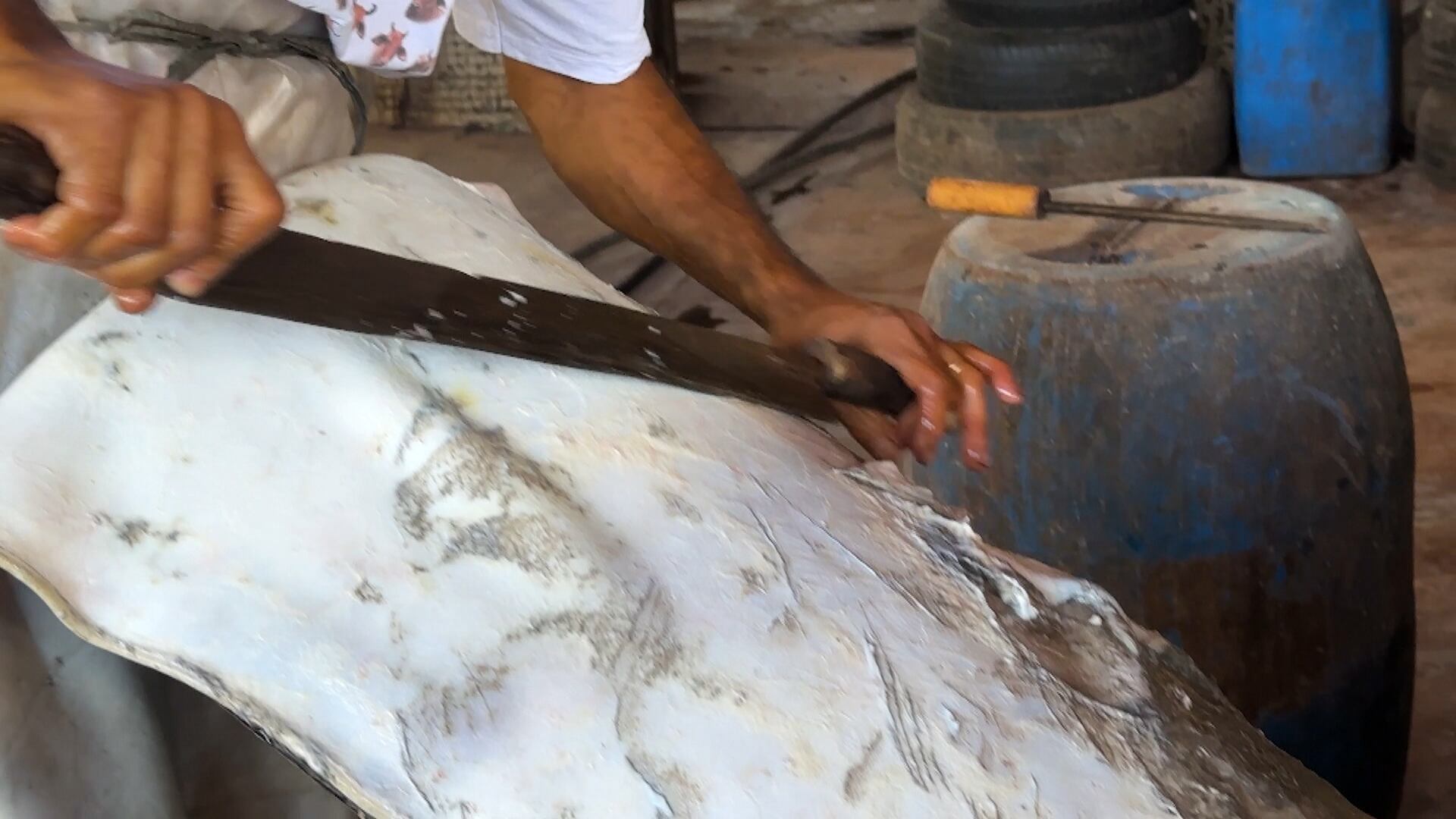 Profissional de Uberaba (MG) tenta manter tradição da prática artesanal para curtimento do couro