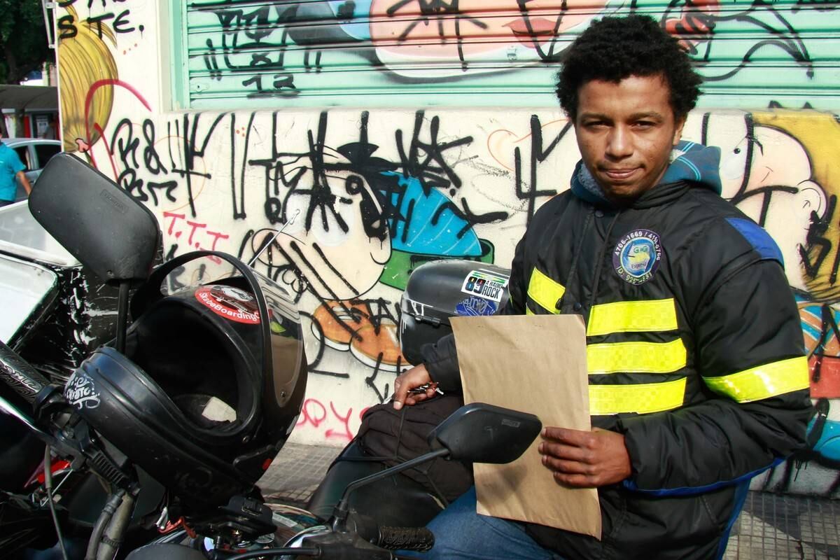 O motociclista Joel Junior afirma que o
fluxo de ciclistas na região aumentou aos finais de semana, mas durante a
semana, ele não vê muitas pessoas por lá.
— A ciclovia funciona durante a semana? Nem
tinha notado
