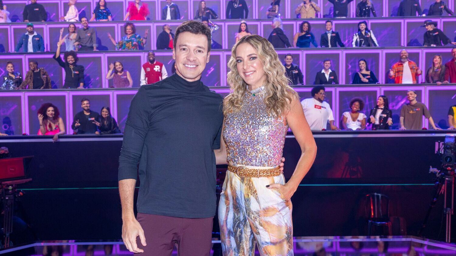 O Canta Comigo Teen 4 traz surpresas emocionantes todos os domingos, e o sexto episódio tem motivos de sobra para encantar o público! Hits contagiantes e muitas emoções vão invadir o palco do reality musical. Confira os spoilers na galeria a seguir!