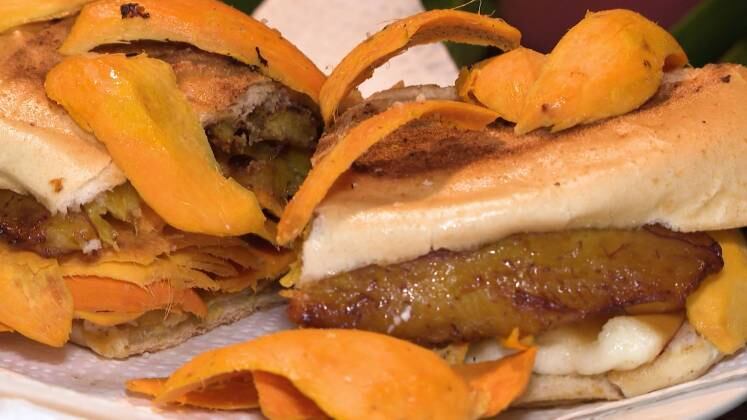 X-Caboquinho
Ingredientes:
Pão
Queijo Coalho
Banana frita
Tucumã
Modo de preparo:
Frite a banana
e coloque dentro do pão junto com a fatia de
queijo, o tucumã em lascas
Coloque na chapa e sirva