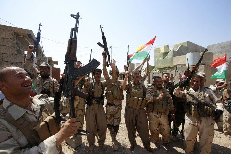 Forças curdas peshmerga
comemoram a tomada de controle da cidade de Sulaiman
Pek, que estava nas
mãos dos militantes do Estado Islâmico nos últimos dois meses. As forças
mistas, com o apoio de milícias de voluntários, mataram cerca de 30 jihadistas
nos combates pela libertação de Suleiman Bek, localizada a 90 quilômetros de
Tikrit, capital da província de Saladino. A operação contou com o apoio da
aviação iraquiana e o exército e os peshmergas avançam em direção das aldeias
próximas