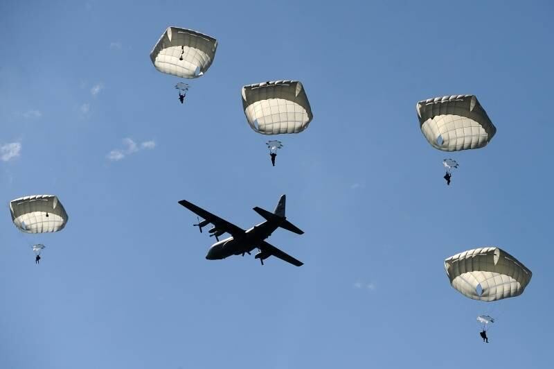 Novecentos paraquedistas militares europeus e
americanos saltaram neste domingo sobre um local mítico do Desembarque aliado
da Normandia (norte da França), o Dia D, em junho de 1944 diante do olhar de milhares de
pessoas.

Os paraquedistas,
provenientes de França, Estados Unidos, Alemanha, Holanda, Bélgica, Reino
Unido, Polônia, República Tcheca e Itália, saltaram sobre La Fière, uma região
a meio caminho entre várias localidades francesas, por ocasião do 70º
aniversário do Desembarque