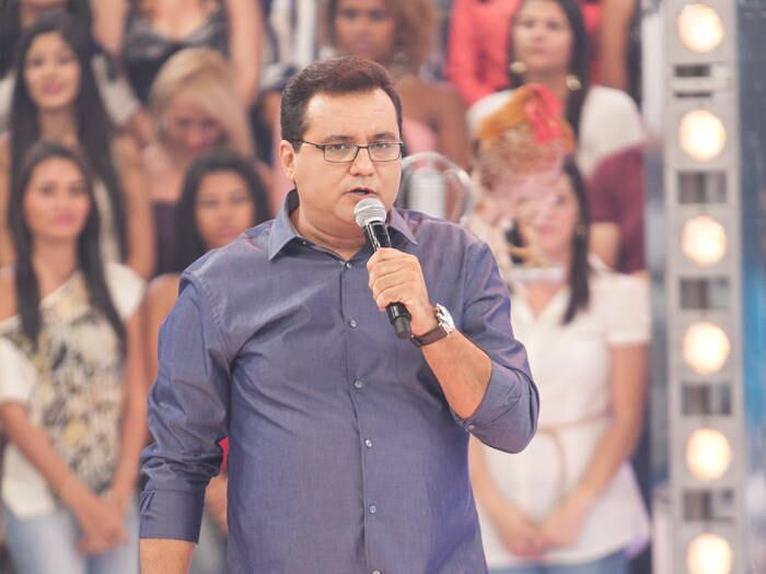 E para animar a plateia e os telespectadores, o Domingo Show será tomado pelo ritmo do forró. No palco do programa, a banda Aviões do Forró vai mostrar os seus
principais sucessos. Não perca! É neste final de semana! Assista à chamada do programa