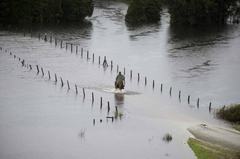 Mais de oito mil
desabrigados, caminhos intransitáveis e serviços básicos cortados é o saldo no
Chile do temporal de vento e chuva que afeta a zona centro e sul deste país,
segundo dados oficiais. Em Santiago, a chuva afetou vários semáforos das
principais avenidas da capital chilena, de 6,2 milhões de habitantes; uma
situação que originou gigantescos engarrafamentos. Além disso, o mau tempo
gerou grandes problemas no metrô de Santiago, que viu suas plataformas lotadas
de pessoas que demoraram horas para subir em um vagão