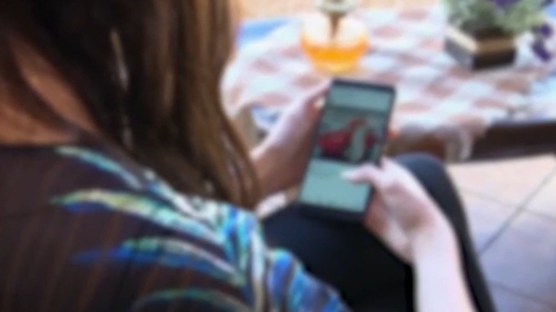 Mulher utiliza celular, vista de cima