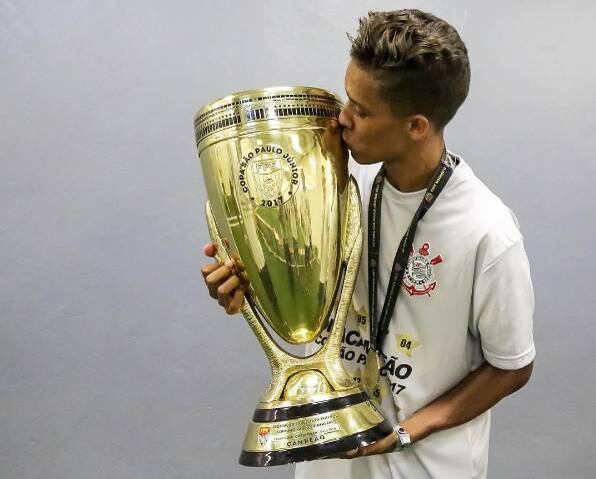 Pedrinho estreou como profissional do Corinthians na derrota por 1 a 0 contra a Ferroviária no final de semana
