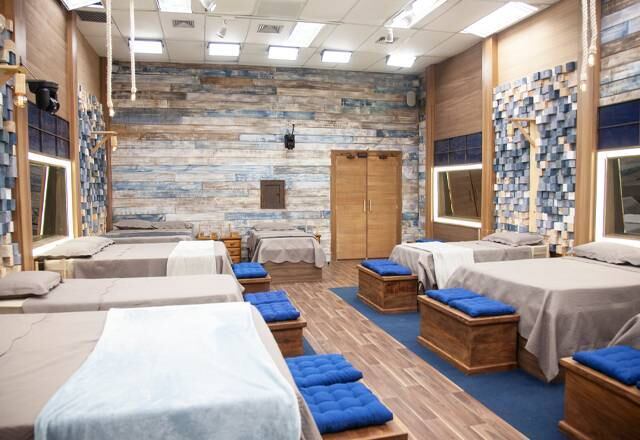 No total, 20 participantes, com diferentes perfis e personalidades e de distintas áreas de atuação, chegam com tudo para disputar um prêmio total de R$ 2 milhões, sendo R$ 1,5 milhão para o grande vencedor, e R$ 500 mil em outras recompensas, distribuídas ao longo da competição em provas extras ou atividades especiais. Na foto, o quarto dos peões
