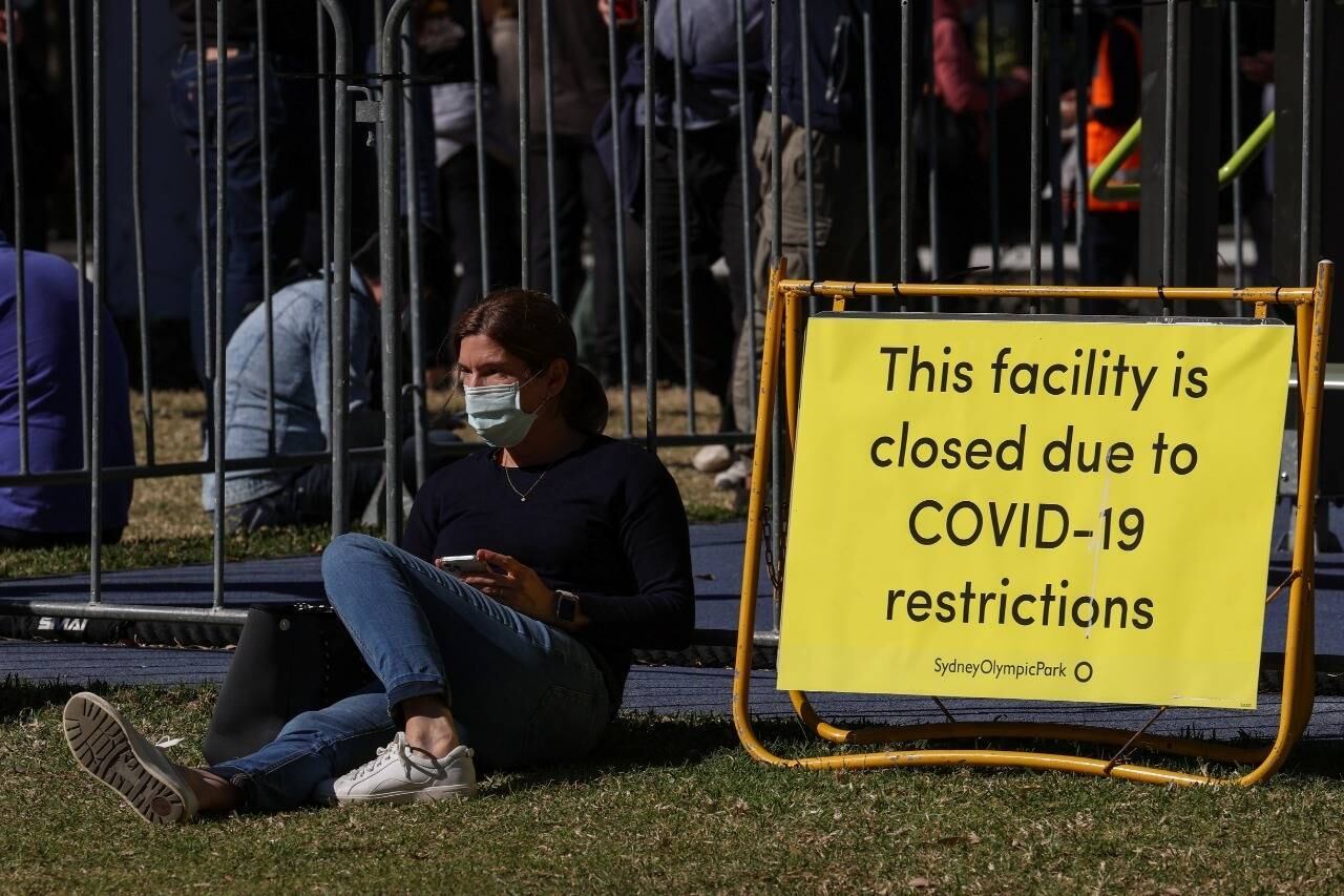 Mulher usando máscara em Sidney, cidade mais populosa da Austrália