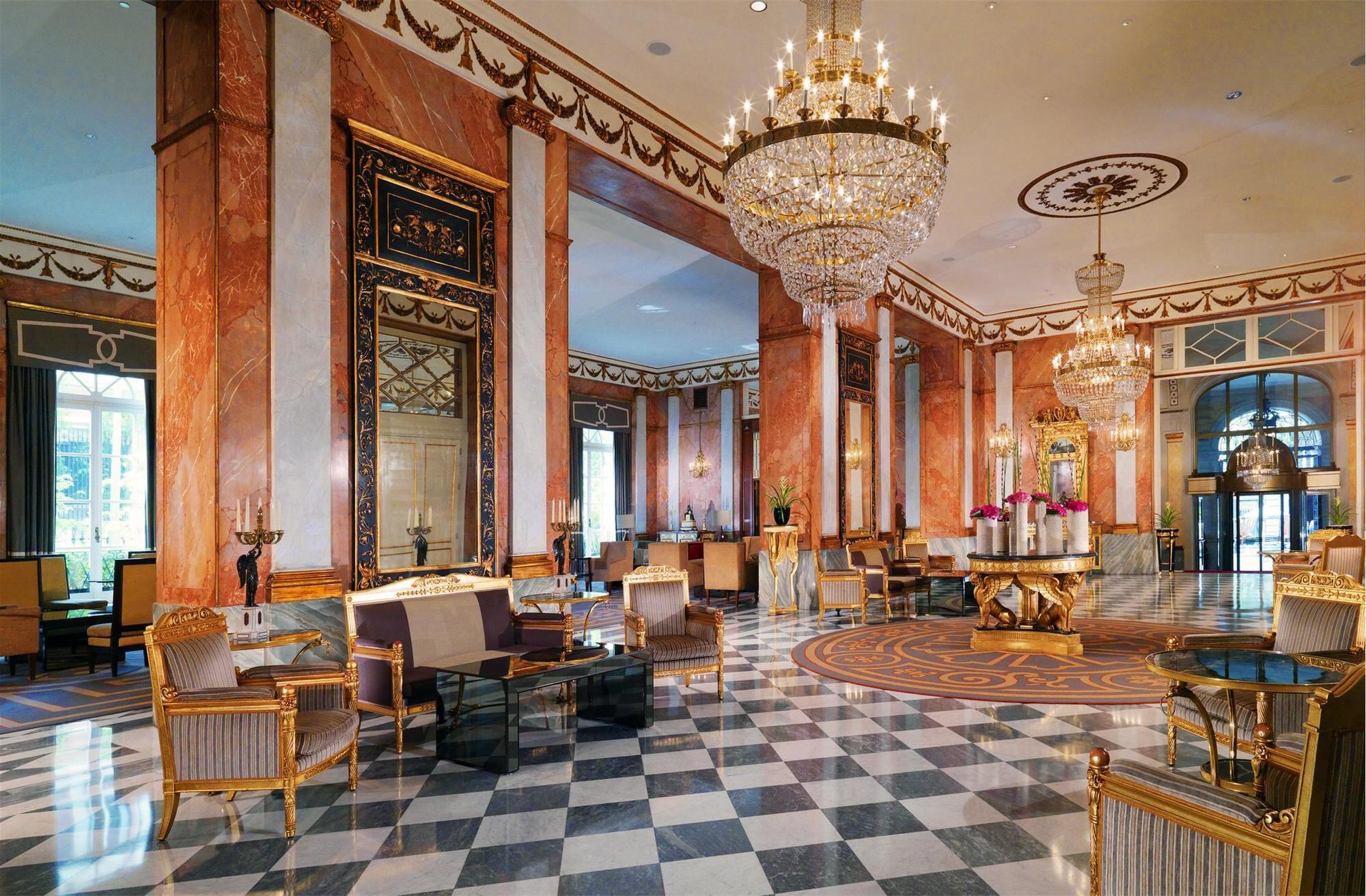 De acordo com informações do próprio hotel, a Villa Cupola é a maior
suíte na Europa e seu estilo se reflete em todo o hotel, nos
móveis suntuosos dos recém-remodelados 281 quartos e 35 suítes. Leia mais
