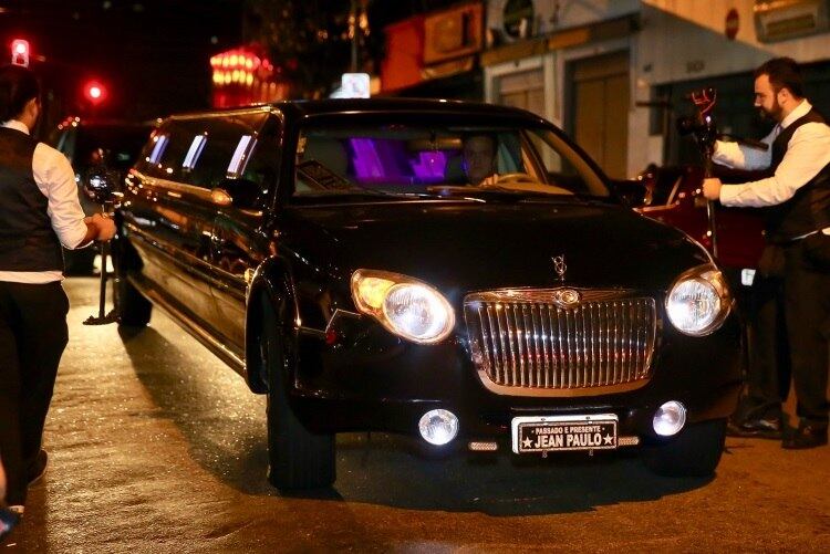 Jean Paulo chamou a atenção dos convidados quando chegou em uma  limousine personalizada