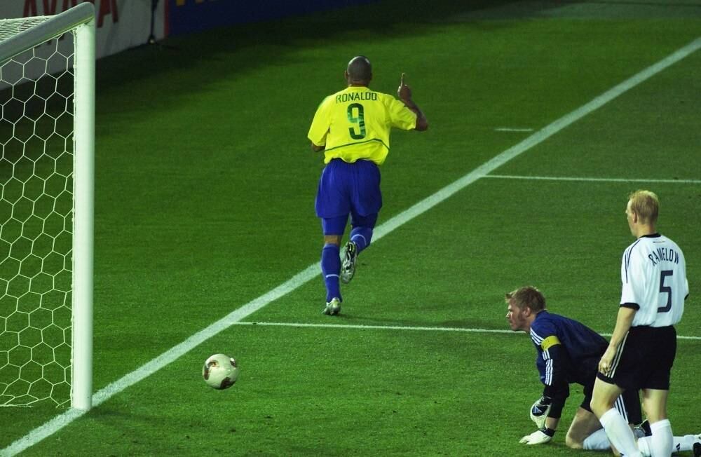 No
entanto, não teve a menor chance na grande decisão contra o Brasil. Com Ronaldo
em dia brilhante, a Família Scolari de 2002 se sagrou a grande campeã e deixou
a Alemanha na saudade com o segundo lugar. Apesar das decepções, é impossível
negar que se trata de um País que não tem má fase no futebol