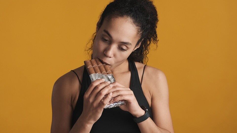Alterações no apetite

A vontade incessante de comer carboidratos, especialmente doces, deve ser vista como um sinal de alerta. Esses desejos costumam surgir nos momentos do dia de mais ansiedade ou tristeza. Os doces são uma fonte de reposição de serotonina, mas que se esgota muito rapidamente, podendo levar ao aumento de peso e outras consequências associadas ao excesso de açúcar

