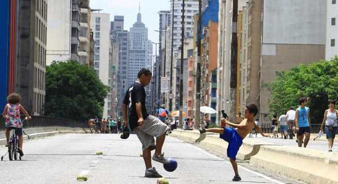 Pedestres usam Elevado João Goulart, o Minhocão, como área de lazer