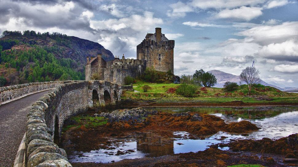 Eilean Dohan, Loch Duich, Escócia

Mais um castelo abandonado. O que impressiona é que fica no meio de um lago, dando uma aparência que paira entre linda e assustadora. É possível visitar a localidade pelo valor de R$ 39,50 (7 libras esterlinas), e há até quem faça ensaios de fotos de casamento no local