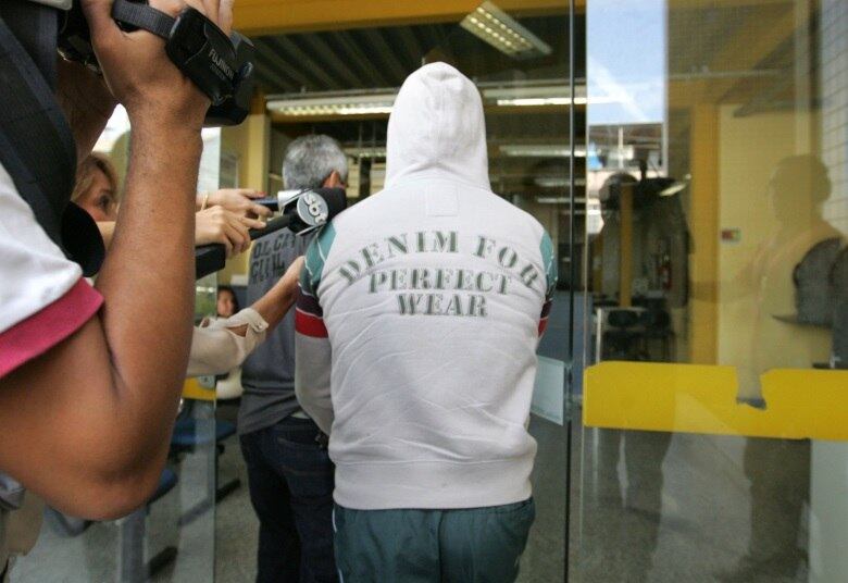 Montalvão foi levado para a 38ª DP (Brás de Pina) para prestar depoimento. Segundo a polícia, ele foi encontrado em Maricá, no litoral fluminense. À direção da escola, o professor teria admitido a aula extra, mas disse que o LSD foi levado pelos alunos