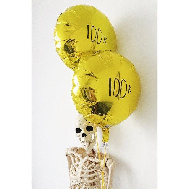 Nesta imagem, Skellie aparece comemorando os 100 mil seguidores conquistados no Instagram. Quais serão os próximos projetos da diva? Será que ela vai apostar no cinema? Ou estampar capas de revistas? Potencial essa nova musa com certeza tem! Para acompanhar a Skellie, procure no Instagram @omgliterallydead