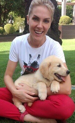 Ana Hickmann com o filhote Kyra
