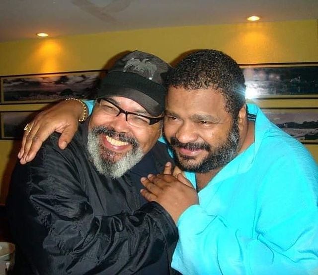 Outro grande artista que Arlindo cruzou por lá foi Jorge Aragão. Assim que o sambista deixou o grupo Fundo de Quintal, Arlindo recebeu o convite para integrar a equipe que seria sua casa por 12 anos até trilhar sua carreira solo. Amigos de longa data, Arlindo chegou a receber uma música de presente de Aragão com <i>Um Samba de Amor</i>