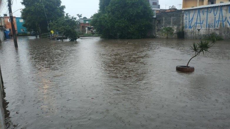 Quando córrego Itaim transborda, não é possível ver a rua e água invade casas