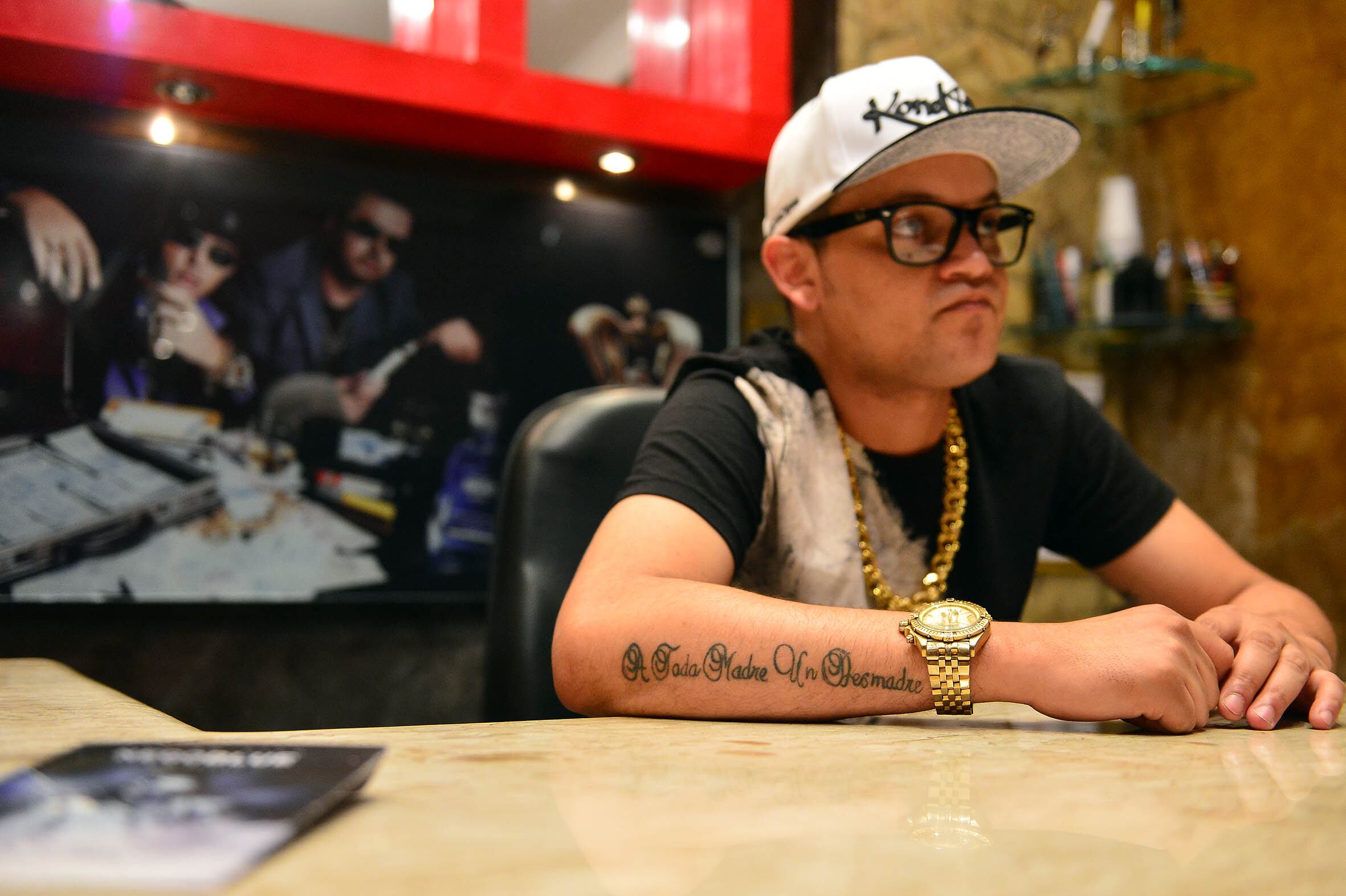 Morador de São Mateus, na zona Leste de São Paulo, o funkeiro já perdeu R$ 7.000 num único calote, prática da qual diz ter sido vítima “várias vezes”.

— É o que mais acontece. Chegou na hora do show e o contratante disse que a casa estava vazia. No dia seguinte, o pessoal veio me cobrar pelo Facebook dizendo que a casa estava lotada. Existem vários picaretas, vigaristas

