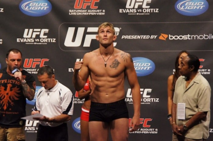 O europeu que esteve mais próximo do cinturão do UFC, e quebrar a hegemonia do continente americano, foi Alexander Gustafsson. O sueco esteve muito próximo de faturar os títulos dos meio-pesados (93 kg) em seu duelo contra Jon Jones. Mas depois de cinco rounds bem equilibrados, os juízes deram a vitória para o americano. Depois disso, o lutador atingiu status de estrela do octógono mais famoso do mundo