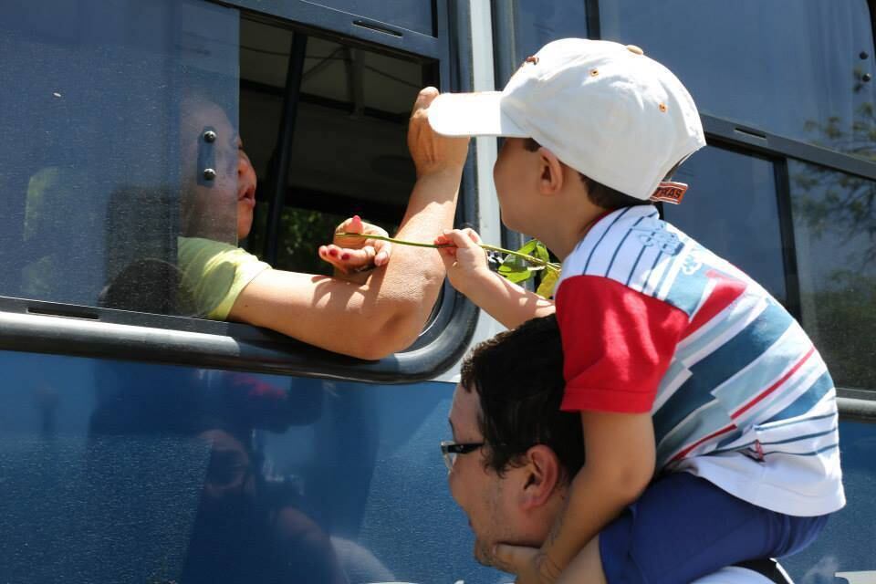 Intitulado #MaisAmor, o projeto acontece em diversas cidades brasileiras neste último dia de 2013