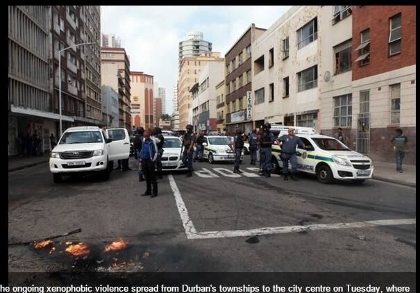 "O povo Zulu está vindo para a cidade... para matar
todos os estrangeiros", dizia a mensagem enviada a imigrantes donos de
comércio. Diversas batidas policiais foram realizadas em Johannesburgo