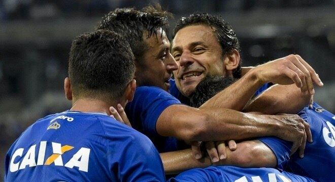 Jogadores do Cruzeiro comemoram gol diante do Uberlândia