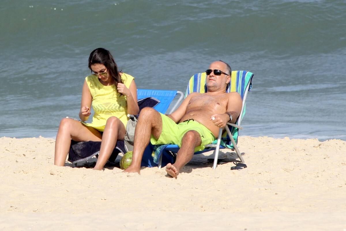 Patrícia Poeta tira o dia para reforçar o bronzeado em praia do Rio