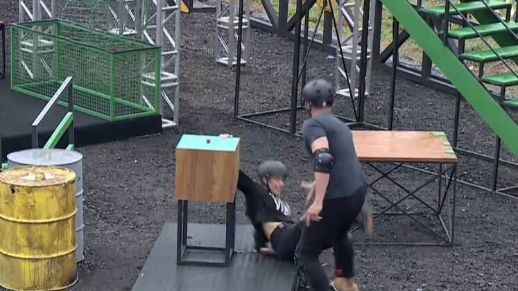 Olha só o tombo da Li na atividade! JP ainda brincou com o jeito desastrado da esposa e revelou um apelido: "Ragatombo".