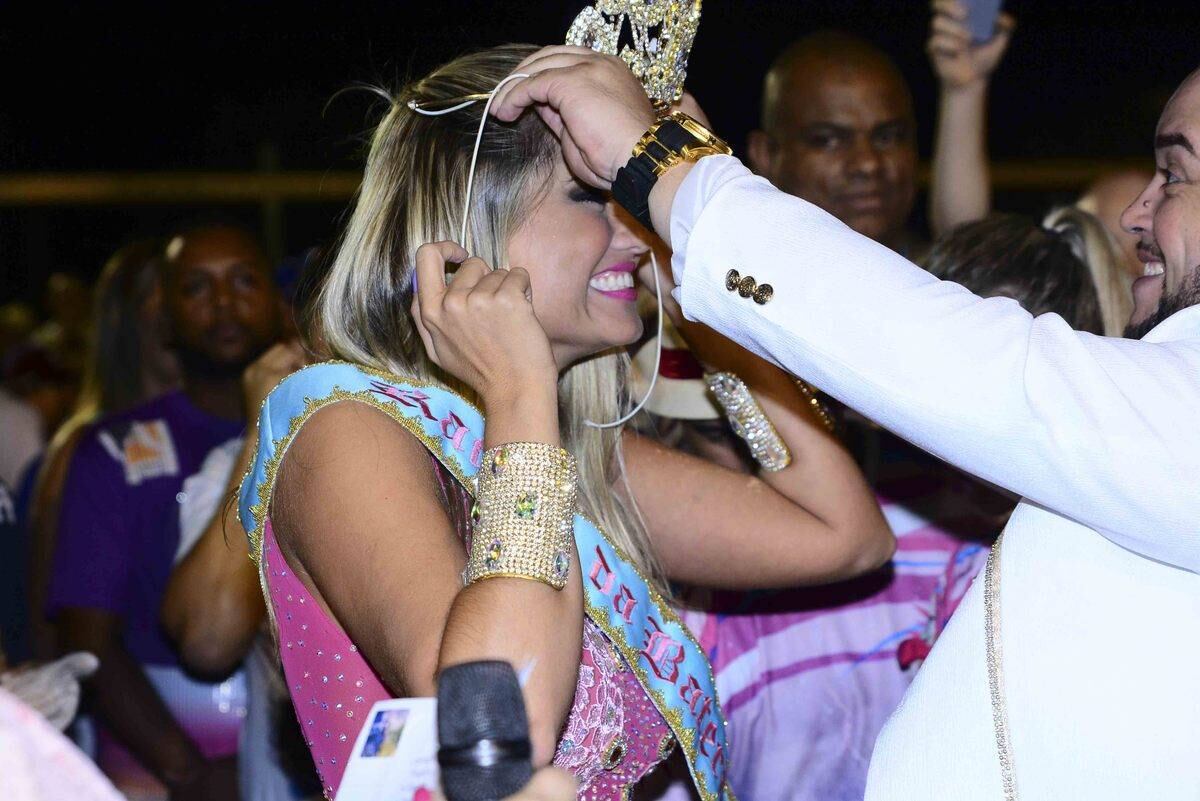 A atriz foi coroada como rainha de bateria da Rosas de Ouro, no Anhembi