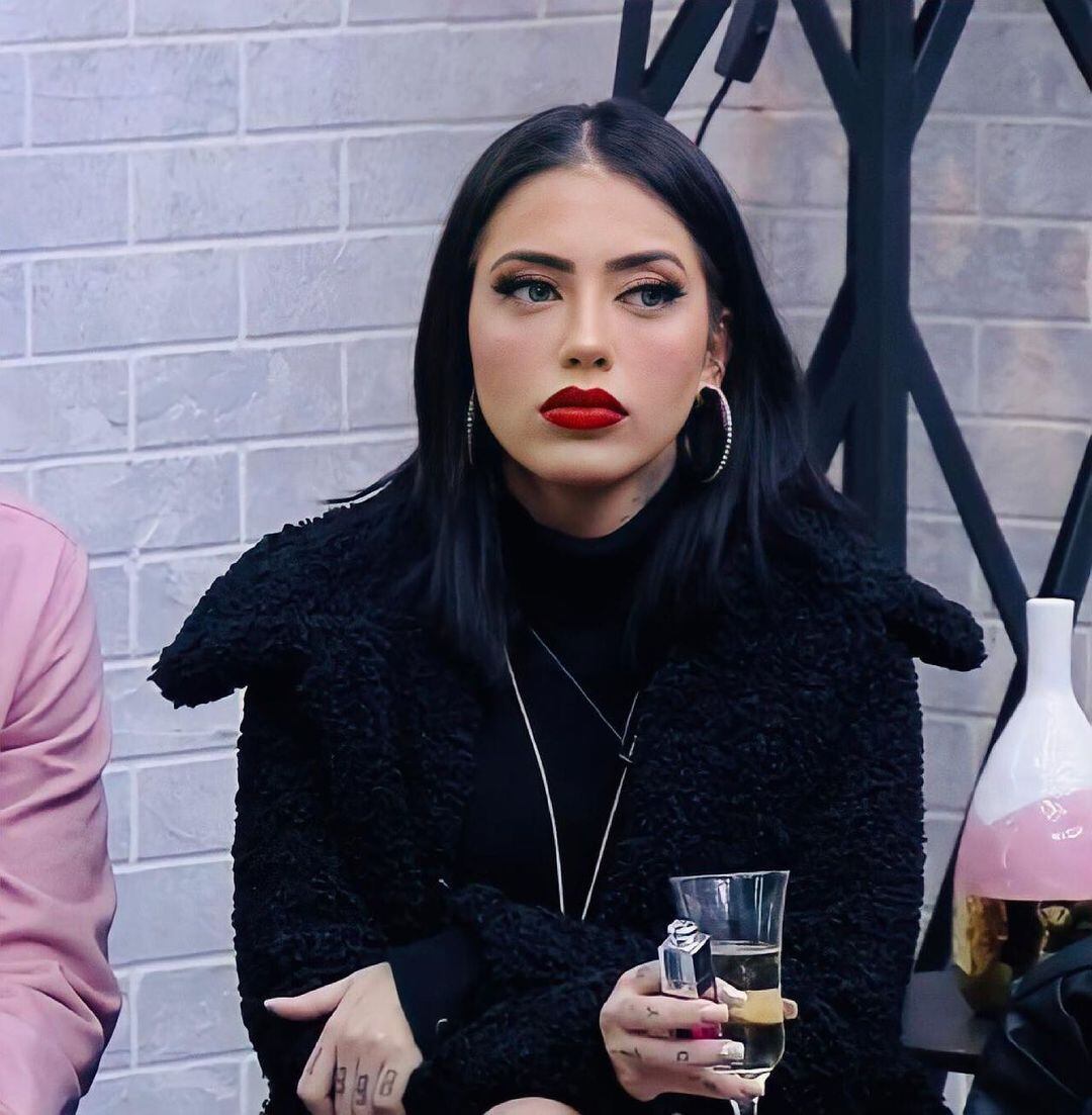 Quando participou do Power Couple Brasil 5, Mirella estava com os fios escuros e mais curtos, em um estilo long bob