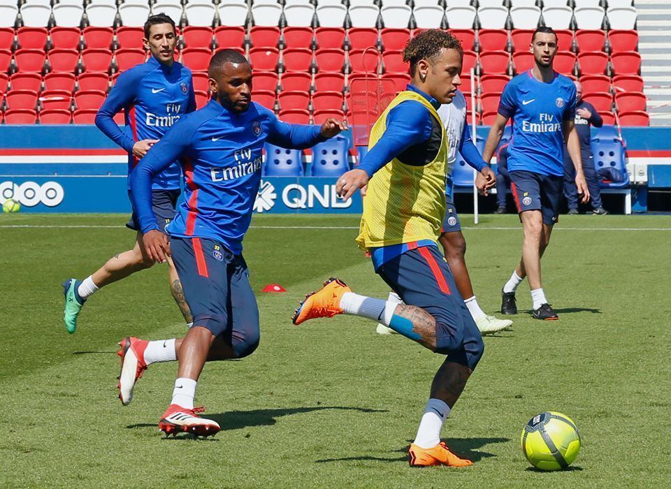 Neymar treinou com bola e deve ir recuperado para a Copa