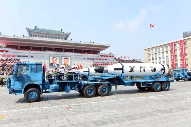 No caso da opção pelo revide, os mísseis balísticos intercontinentais terrestres (ICBMs) poderiam estar no ar dentro de cinco minutos e os mísseis baseados em submarinos, em 15 minutos