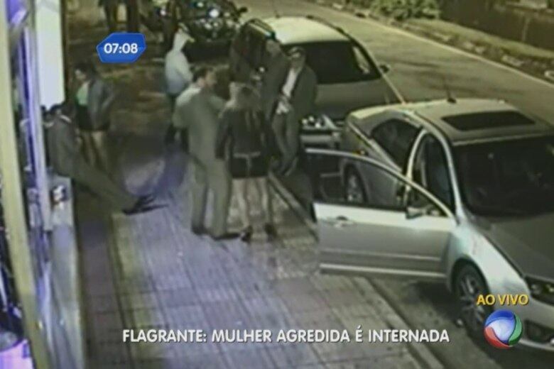 Fernanda Regina Cézar Santiago, de 30 anos, aparece nas imagens conversando com um homem de capuz. Em seguida, ela se aproxima do agressor, de terno, fala com ele e leva uma cotovelada no rosto