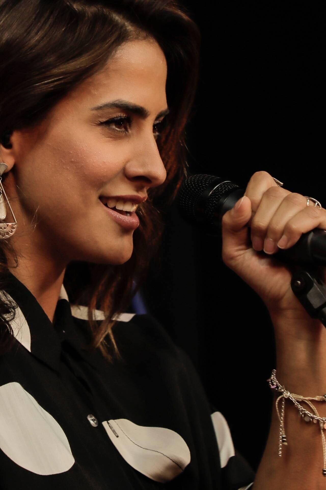 Ela canta desde os 16 anos e passou dois
anos e meio na China, até 2019, cantando em bares e restaurantes. “A
China tem um mercado muito grande para a música e foi muito legal. Eu
participei dentro de um restaurante argentino, comandado por um chinês. Eu
tocava bossa nova, música latina e um pouco de americana. Eles adoram brasileiro!”, contou
Participe você também do Produtor Crystal. Mande seu vídeo agora!
